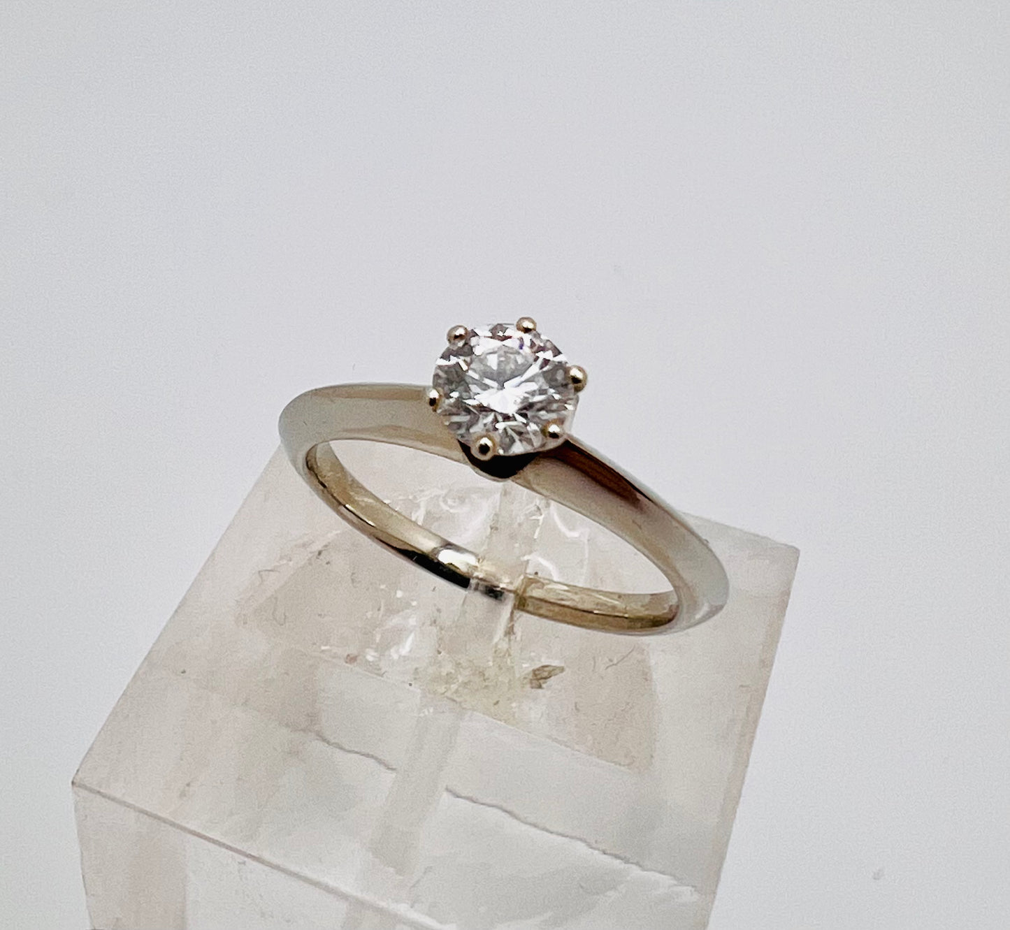 19k White Gold Round 41pt Diamond Solitaire Ring
