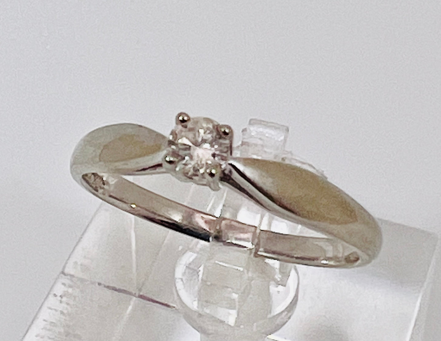 10k White Gold Round Cut 15pt Diamond Solitaire Ring