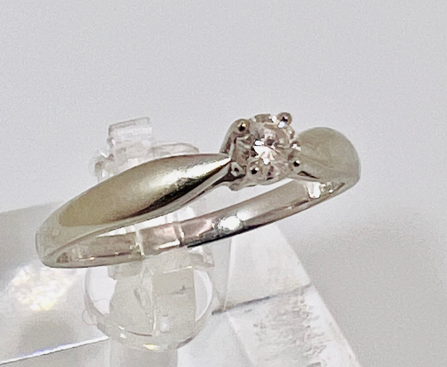 10k White Gold Round Cut 15pt Diamond Solitaire Ring