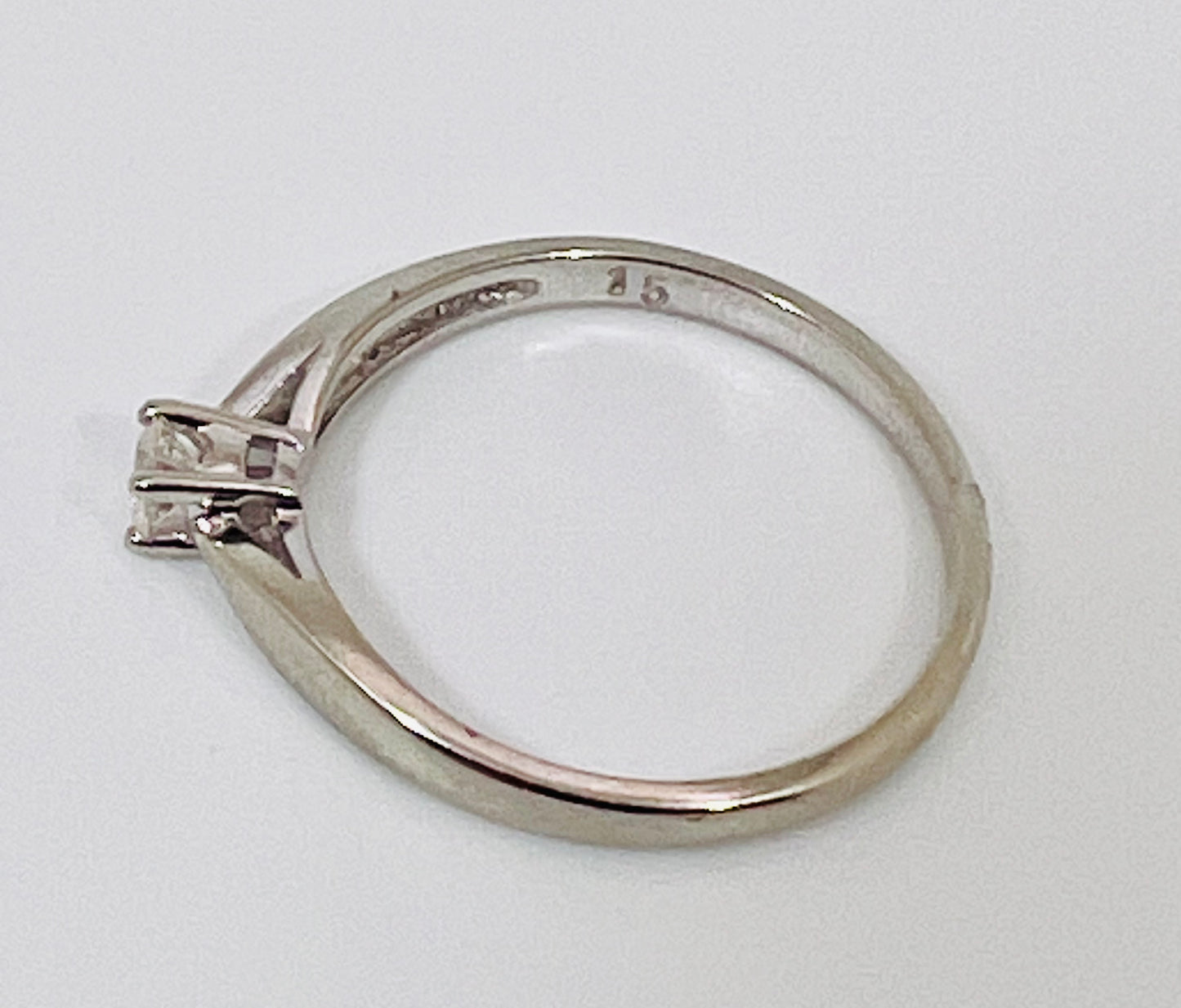 10k White Gold Round Cut 15pt Diamond Solitaire Ring