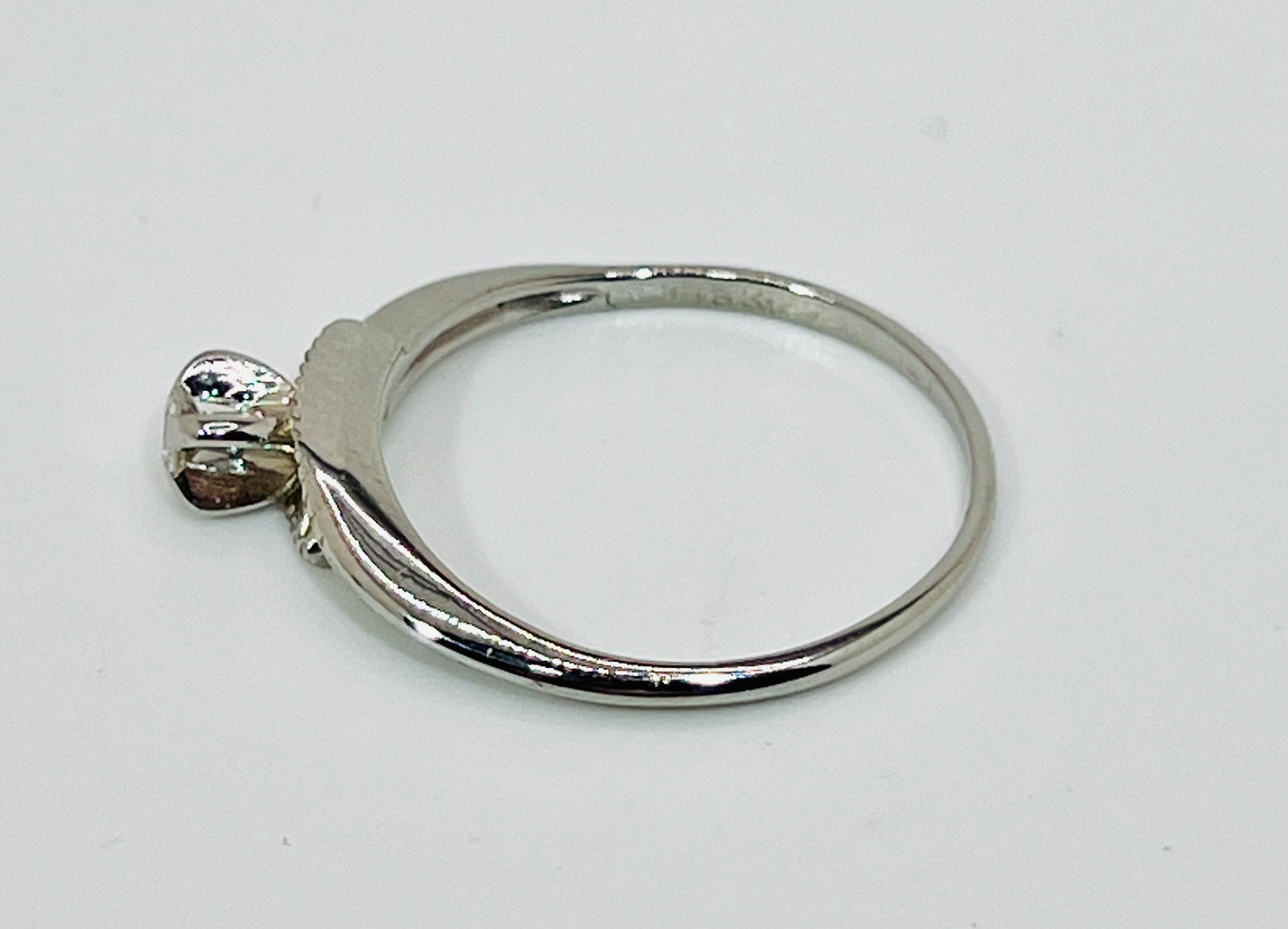 18k White Gold Round Cut 0.08ct Diamond Solitaire with Gold Accents Ring