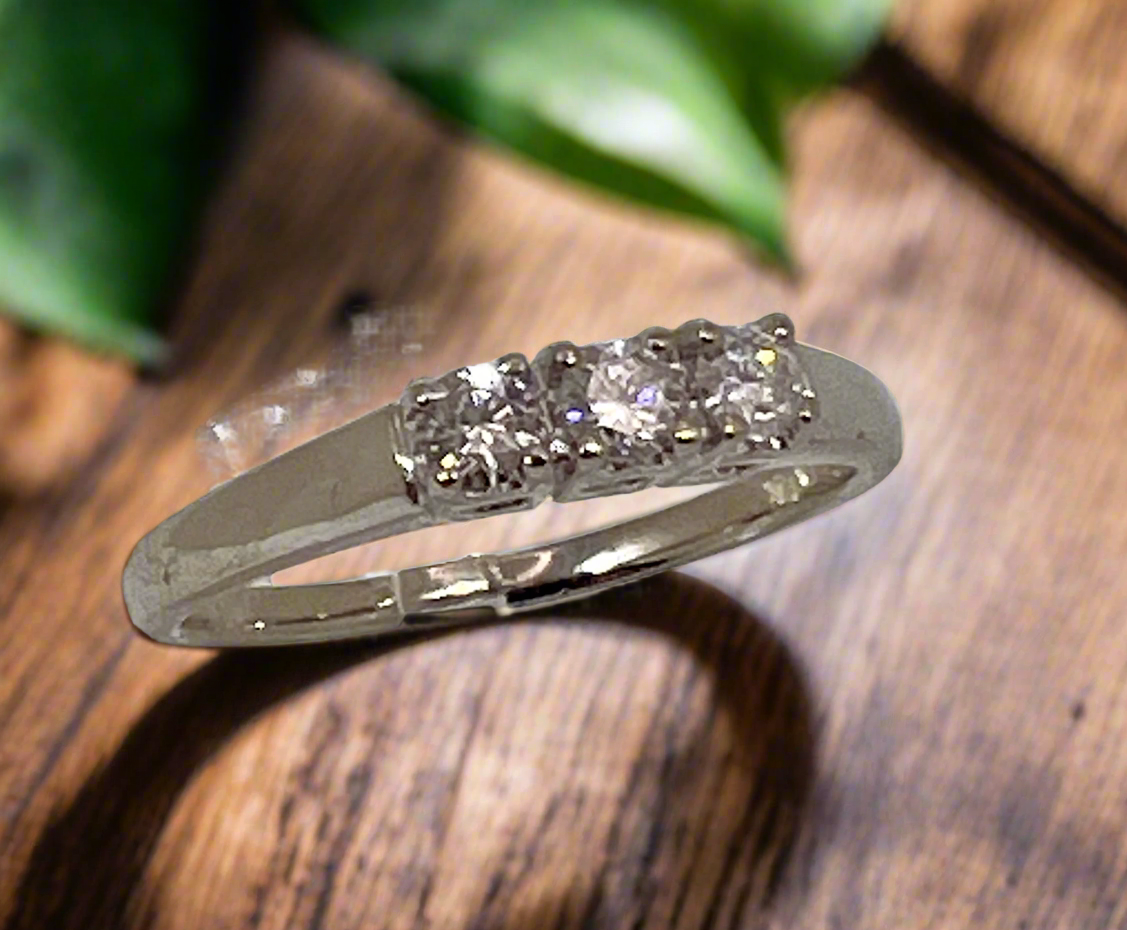 14k White Gold Round Cut 21pt Diamond Trinity Ring