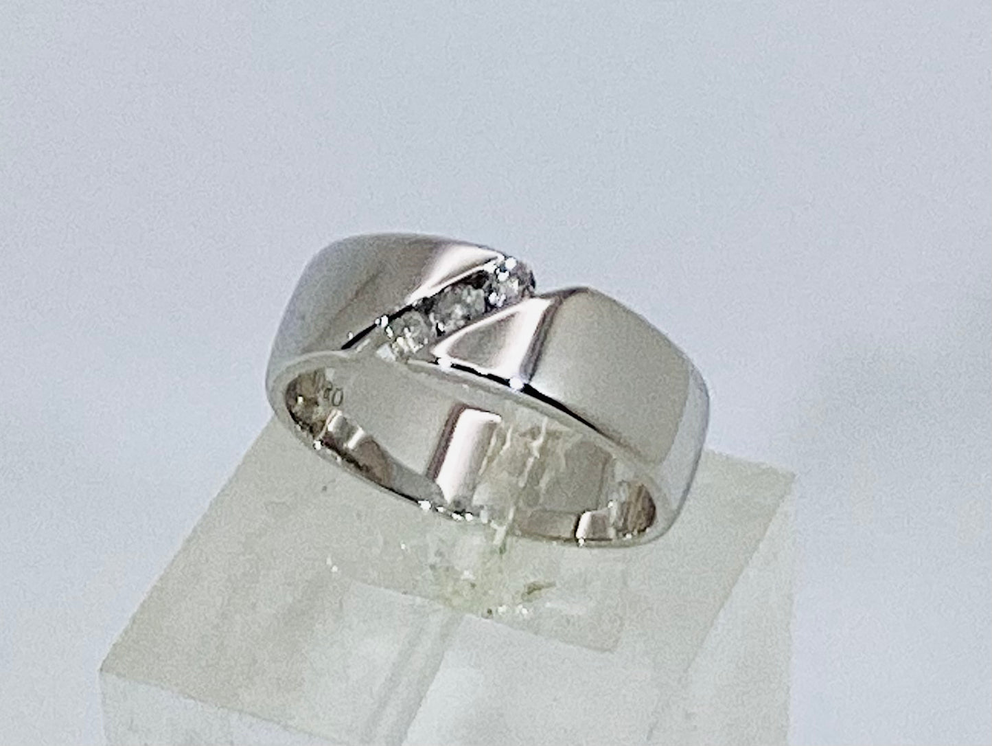 14k White Gold Round Cut 15pt Diamond Band Ring