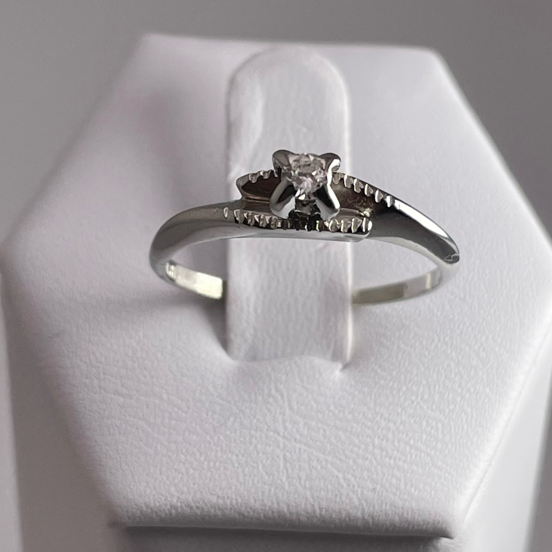 18k White Gold Round Cut 0.08ct Diamond Solitaire with Gold Accents Ring
