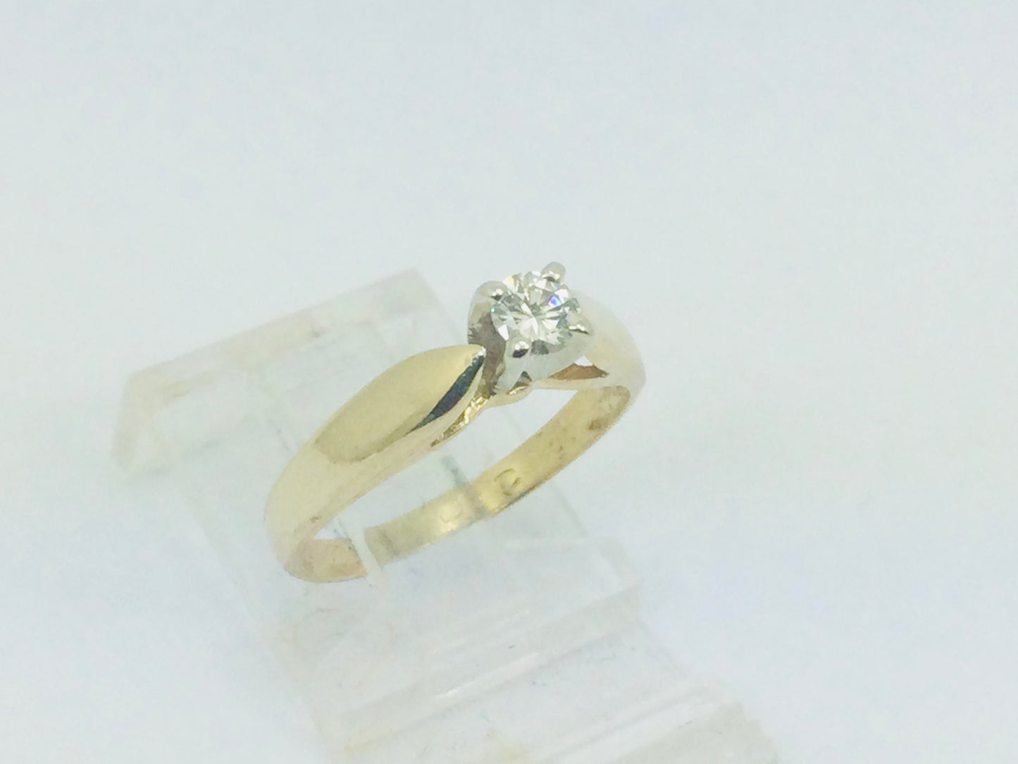 14k Yellow Gold Round Cut 15pt Diamond Solitaire Ring