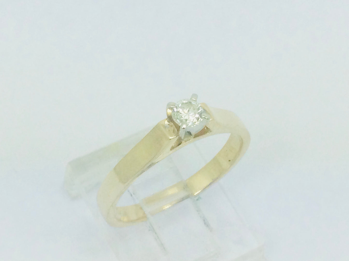 14k Yellow Gold Round Cut 15pt Diamond Solitaire Ring