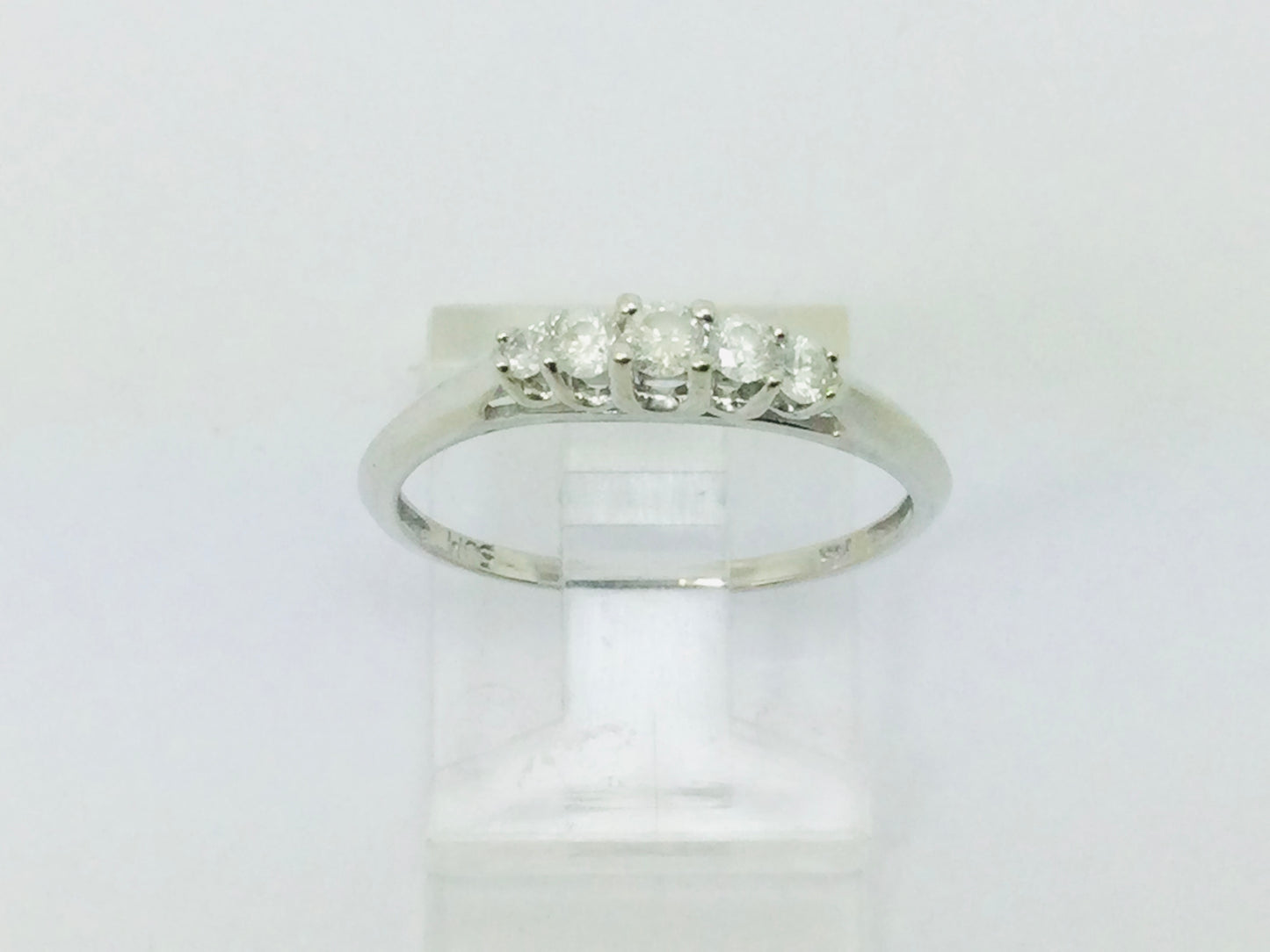 14k White Gold Round Cut 20pt Diamond Row Set Ring