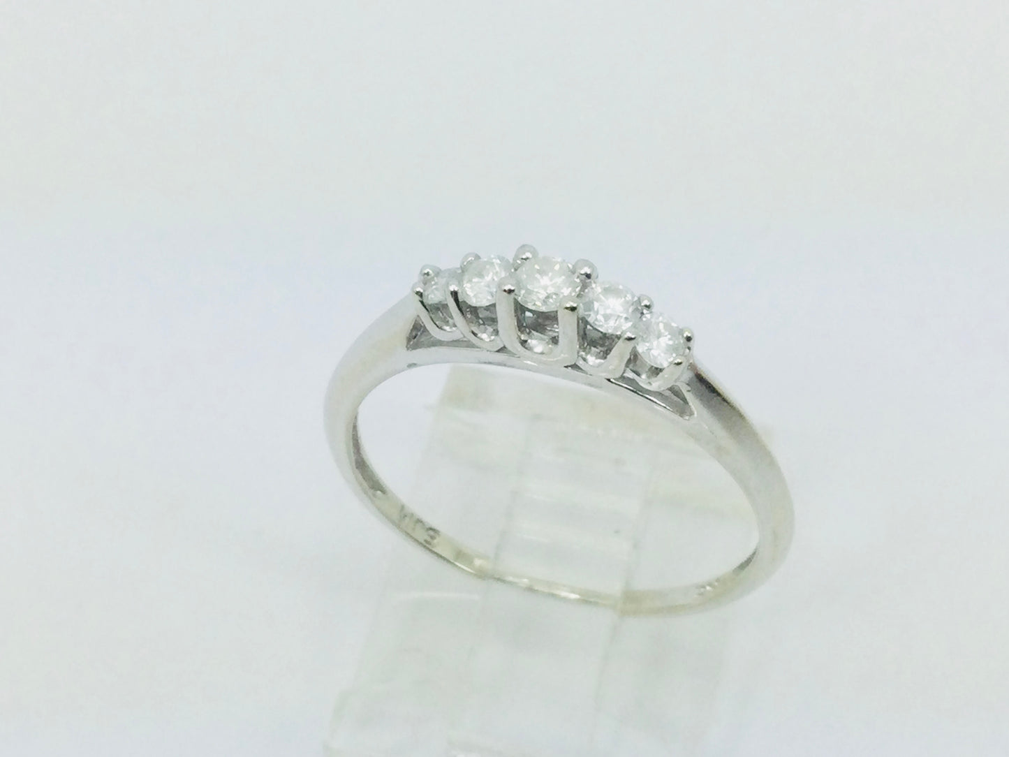 14k White Gold Round Cut 20pt Diamond Row Set Ring