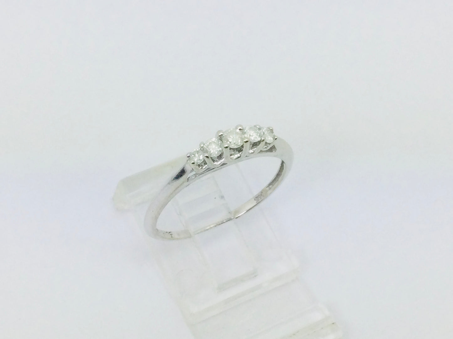 14k White Gold Round Cut 20pt Diamond Row Set Ring