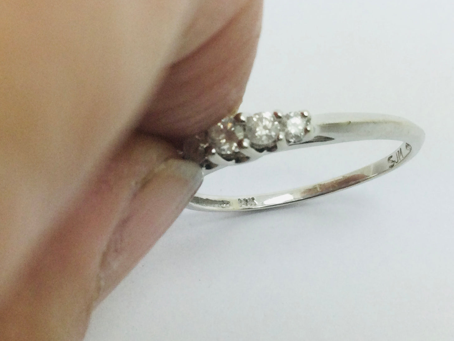 14k White Gold Round Cut 20pt Diamond Row Set Ring