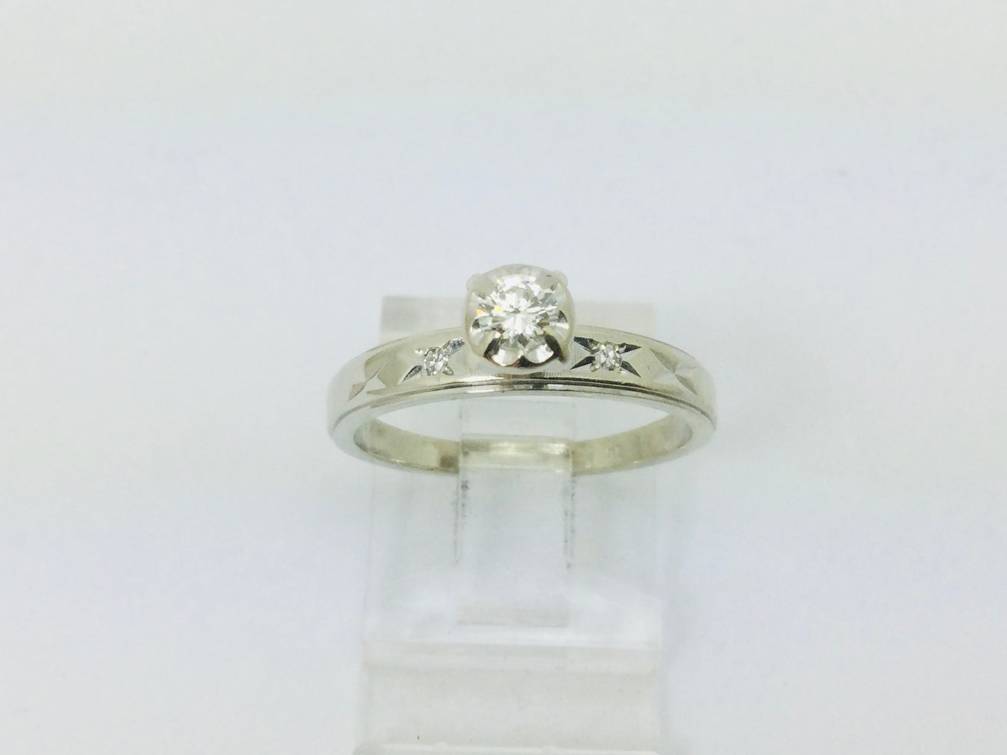 14k White Gold Round Cut 18pt Diamond Illusion Set with Diamond Accents Ring