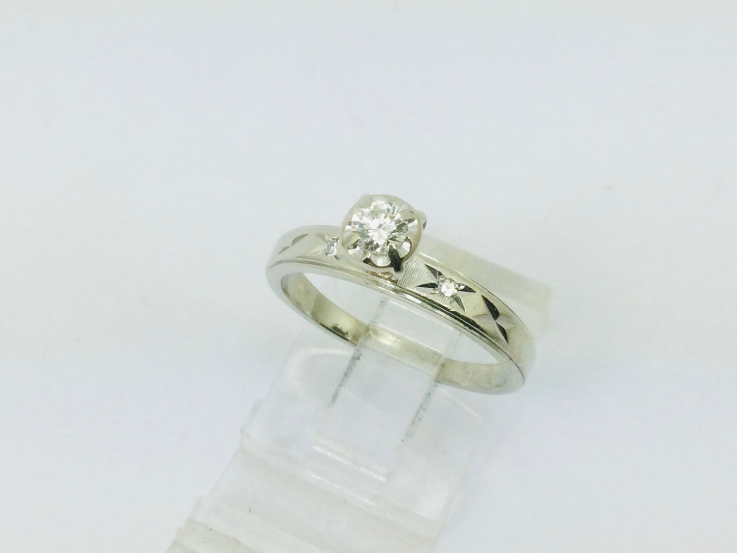14k White Gold Round Cut 18pt Diamond Illusion Set with Diamond Accents Ring