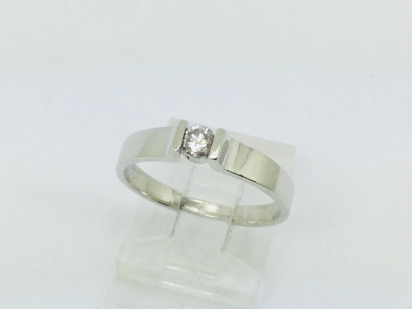 10k White Gold Round Cut 15pt Diamond Solitaire Ring