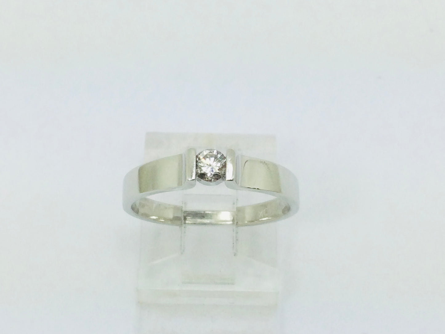 10k White Gold Round Cut 15pt Diamond Solitaire Ring