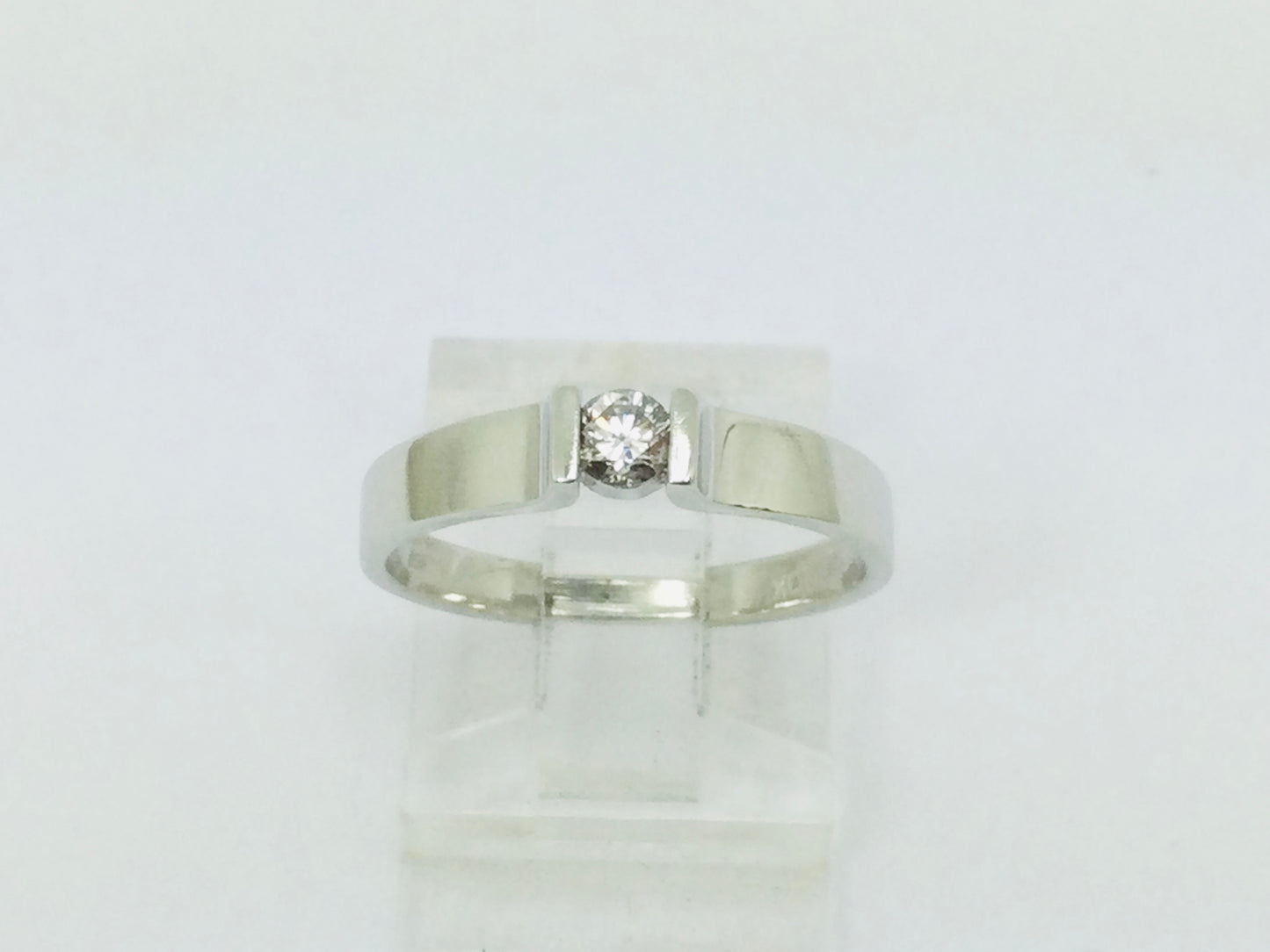10k White Gold Round Cut 15pt Diamond Solitaire Ring