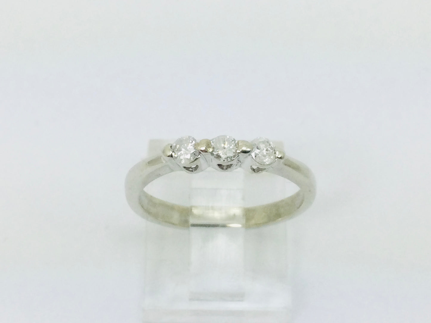 14k White Gold Round Cut 21pt Diamond Trinity Ring