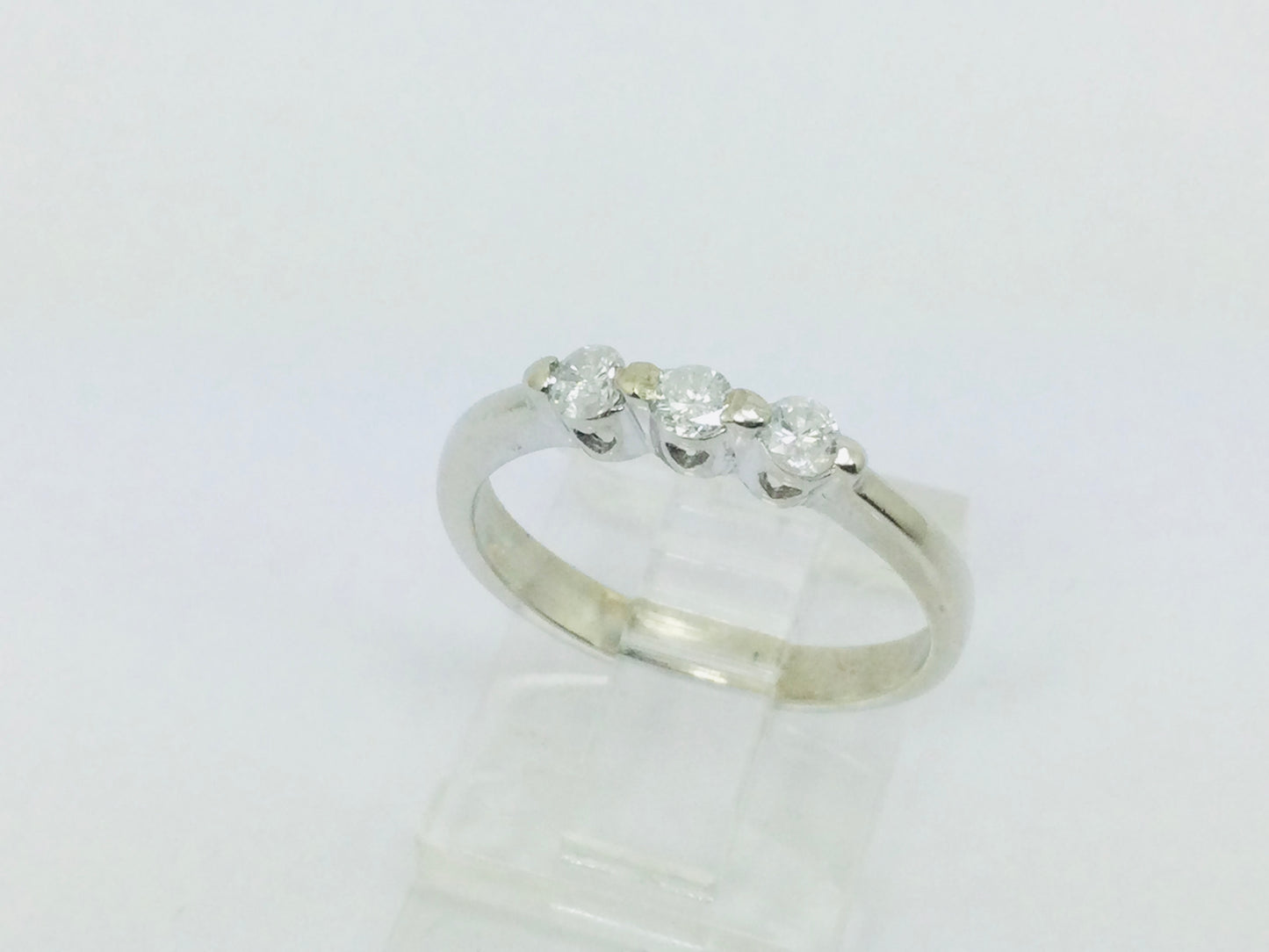 14k White Gold Round Cut 21pt Diamond Trinity Ring