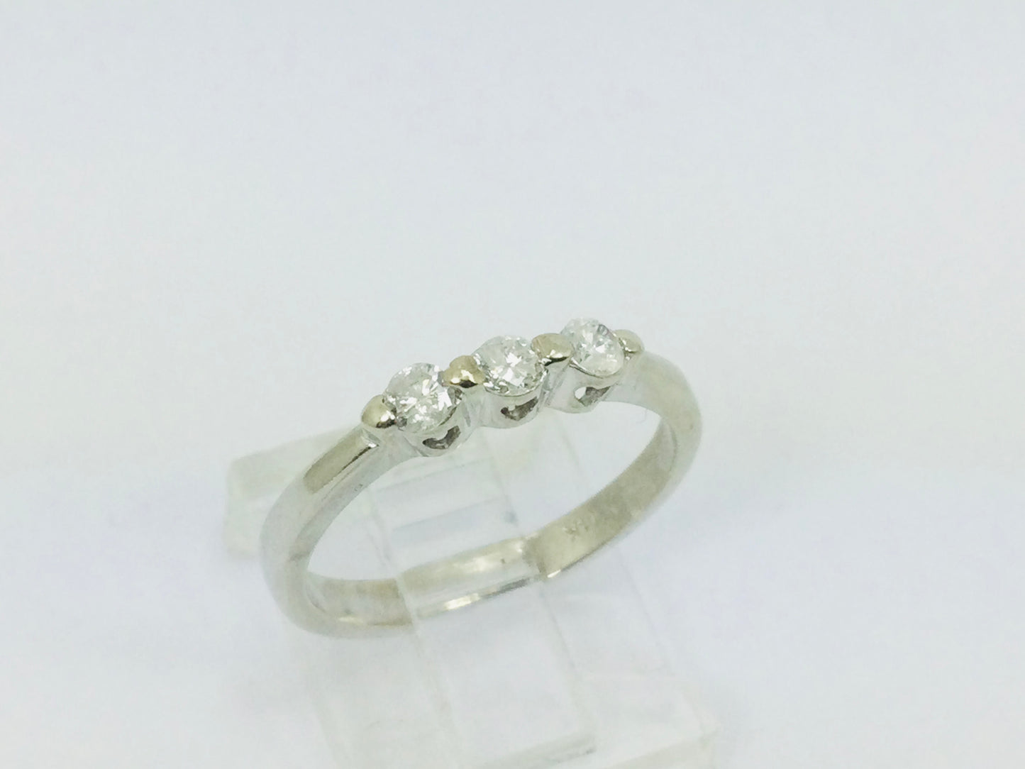 14k White Gold Round Cut 21pt Diamond Trinity Ring
