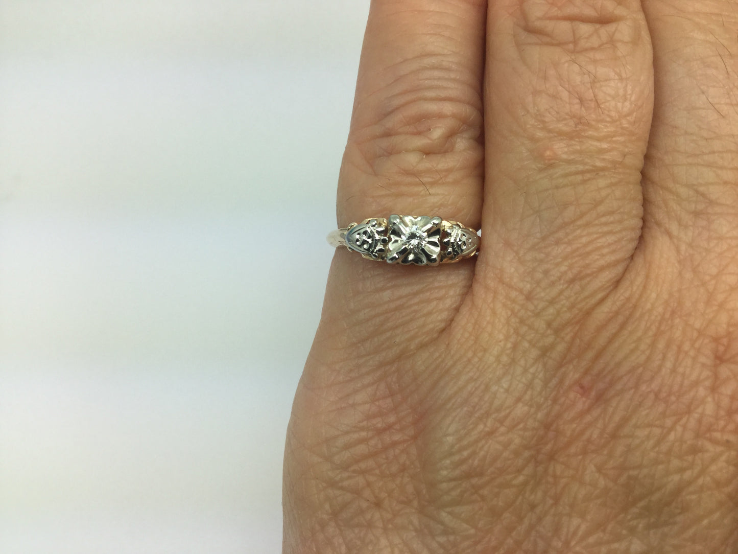 14k-18k Yellow & White Gold Round Cut 0.06ct Diamond Solitaire Ring