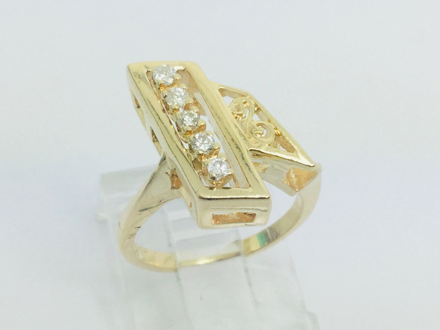 14k Yellow Gold Round Cut 15pt Diamond Row Set Abstract Ring