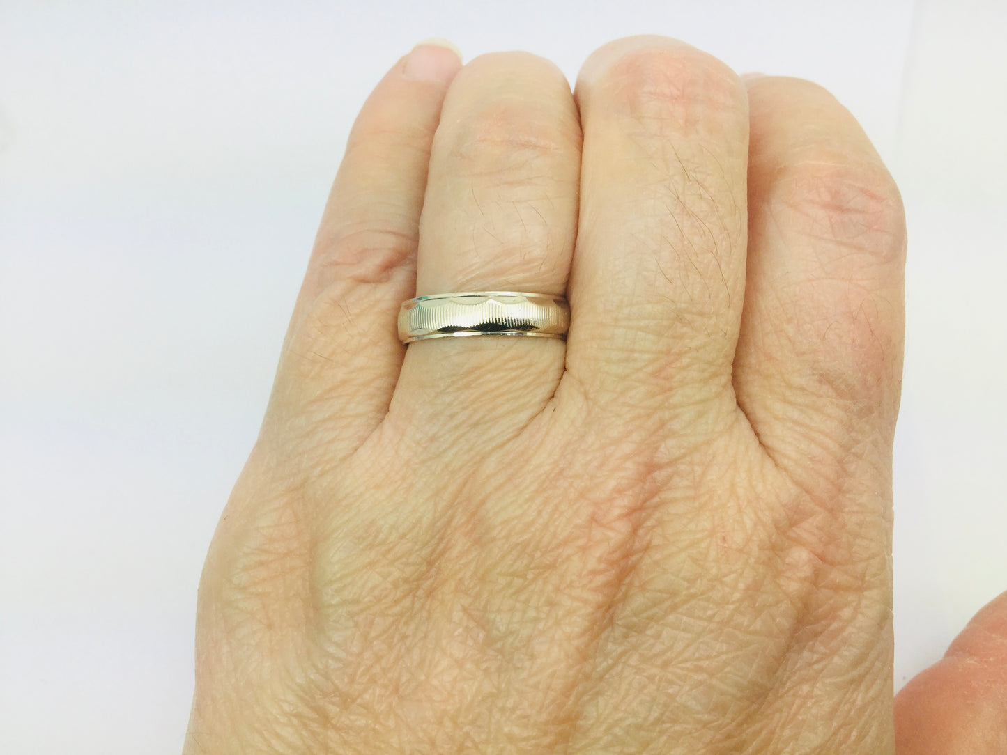 18k White Gold Pattern Band Ring