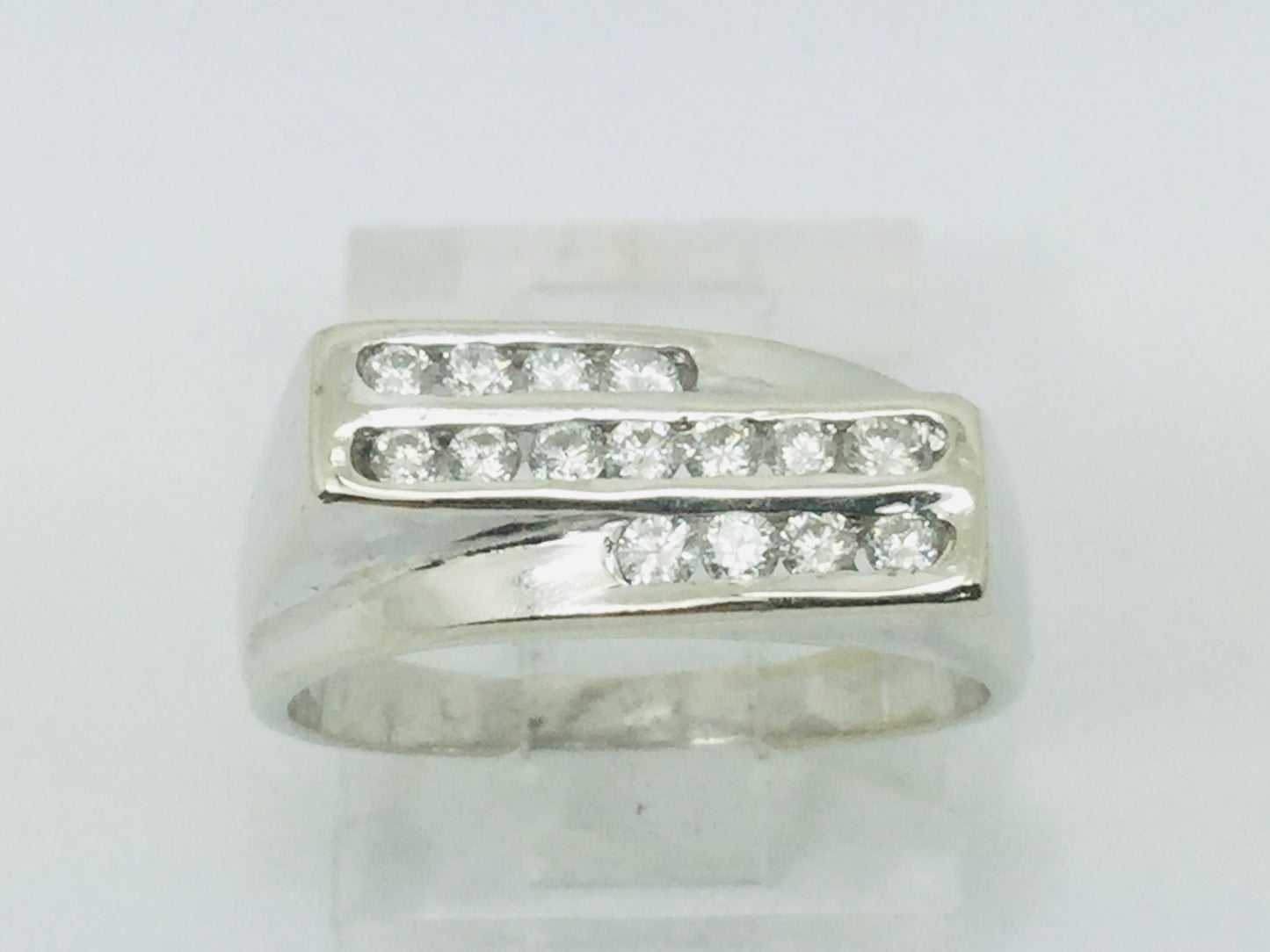 18k White Gold Round Cut 30pt Diamond Channel Set Ring