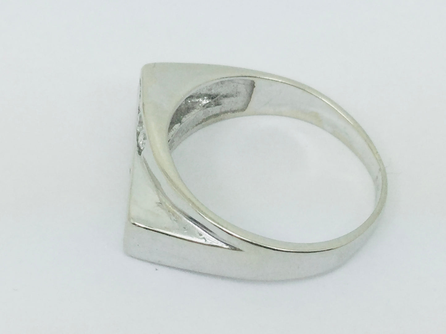 18k White Gold Round Cut 30pt Diamond Channel Set Ring