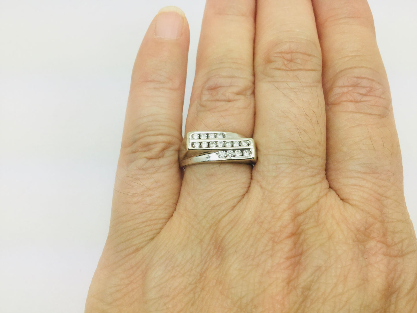 18k White Gold Round Cut 30pt Diamond Channel Set Ring