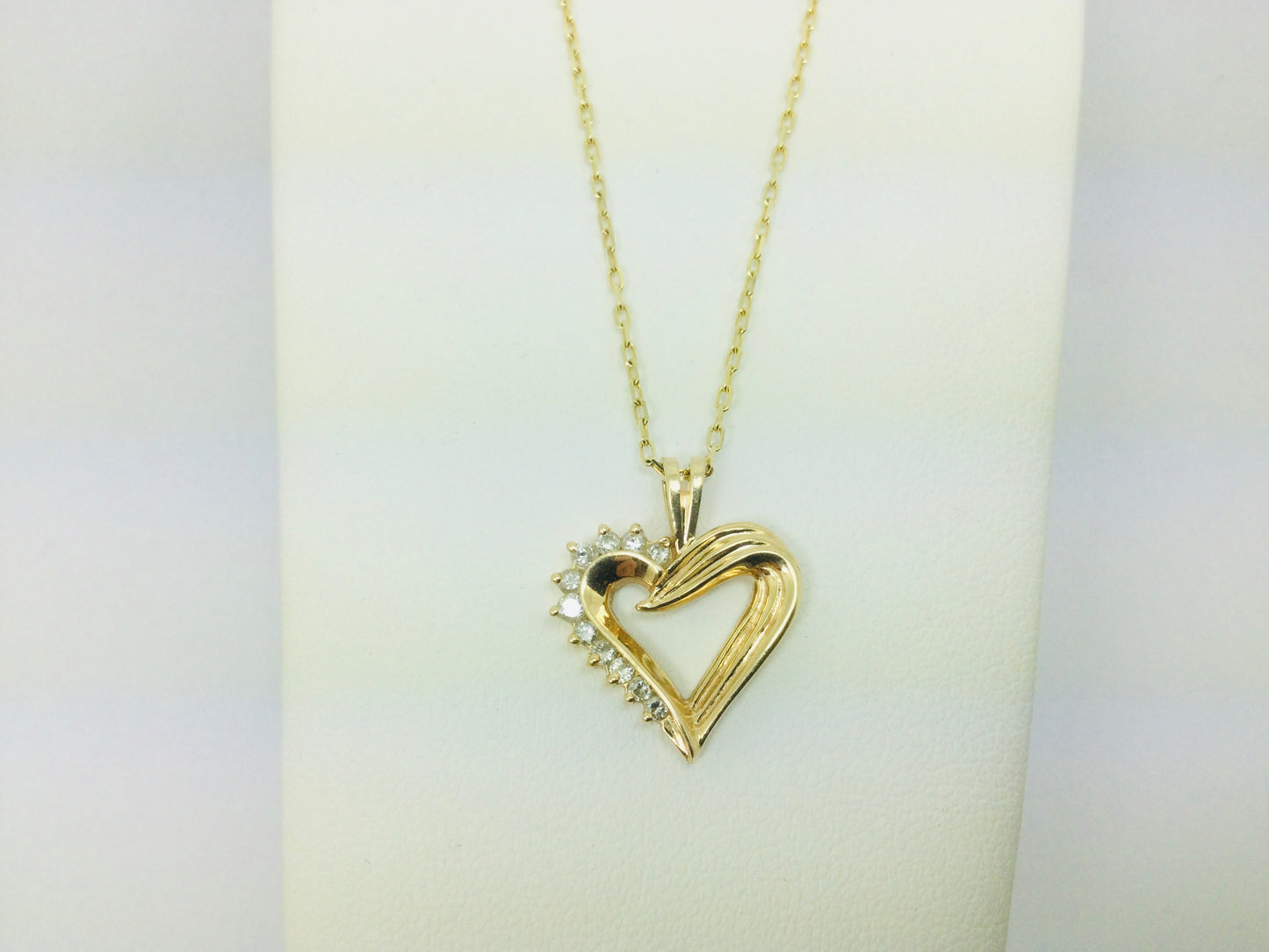 14k Yellow Gold Round Cut 17pt Diamond Heart Pendent