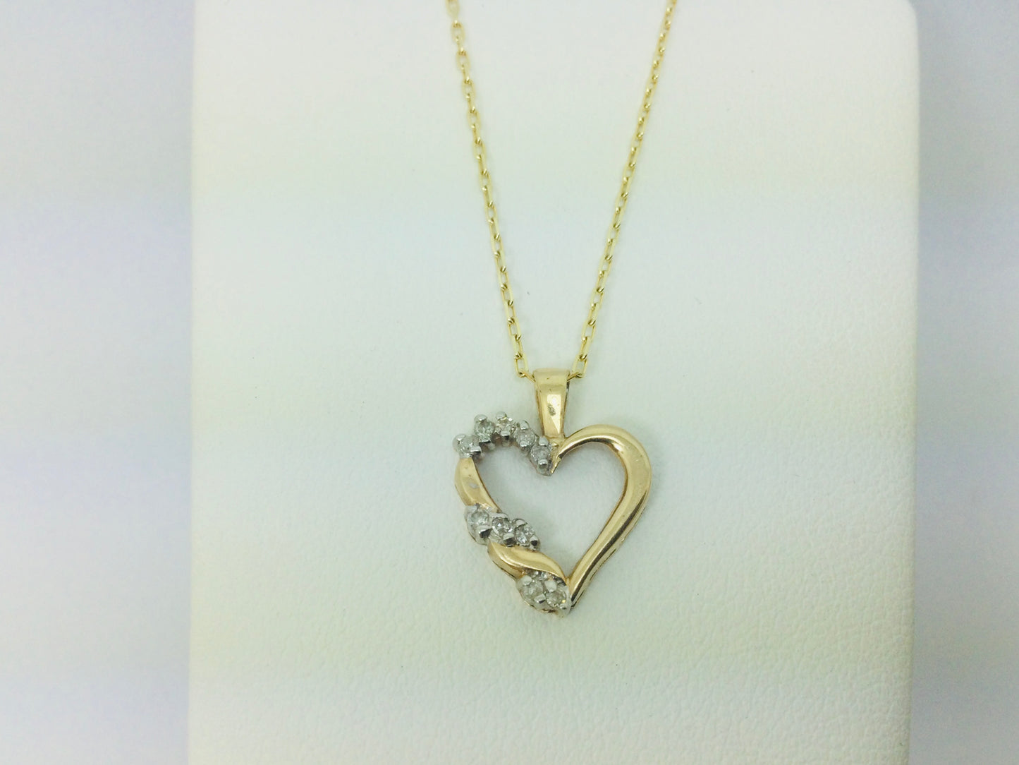 10k Yellow Gold Round Cut 10pt Diamond Heart Pendent
