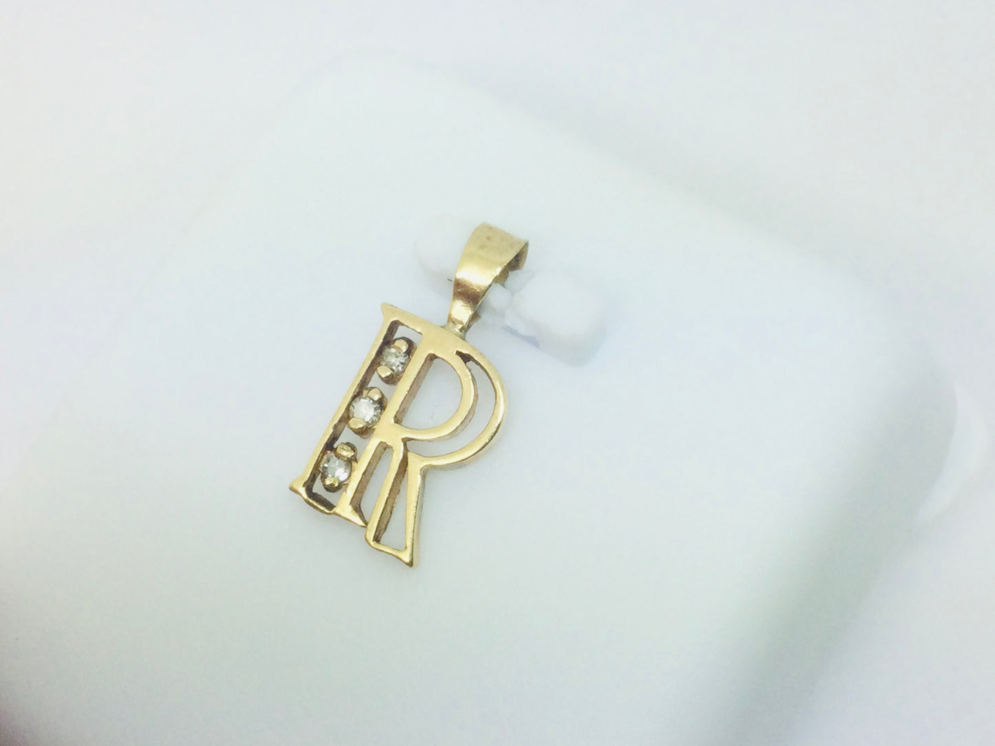 10k Yellow Gold Round Cut 3pt Diamond Initial 'R' Pendent