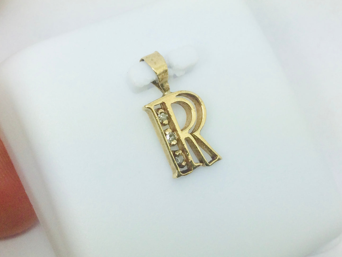 10k Yellow Gold Round Cut 3pt Diamond Initial 'R' Pendent
