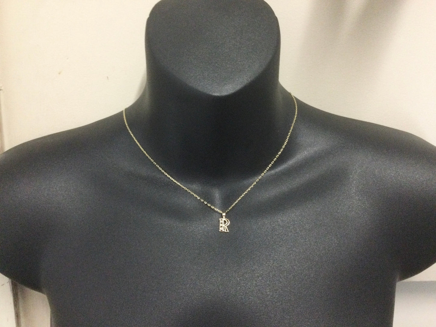 10k Yellow Gold Round Cut 3pt Diamond Initial 'R' Pendent