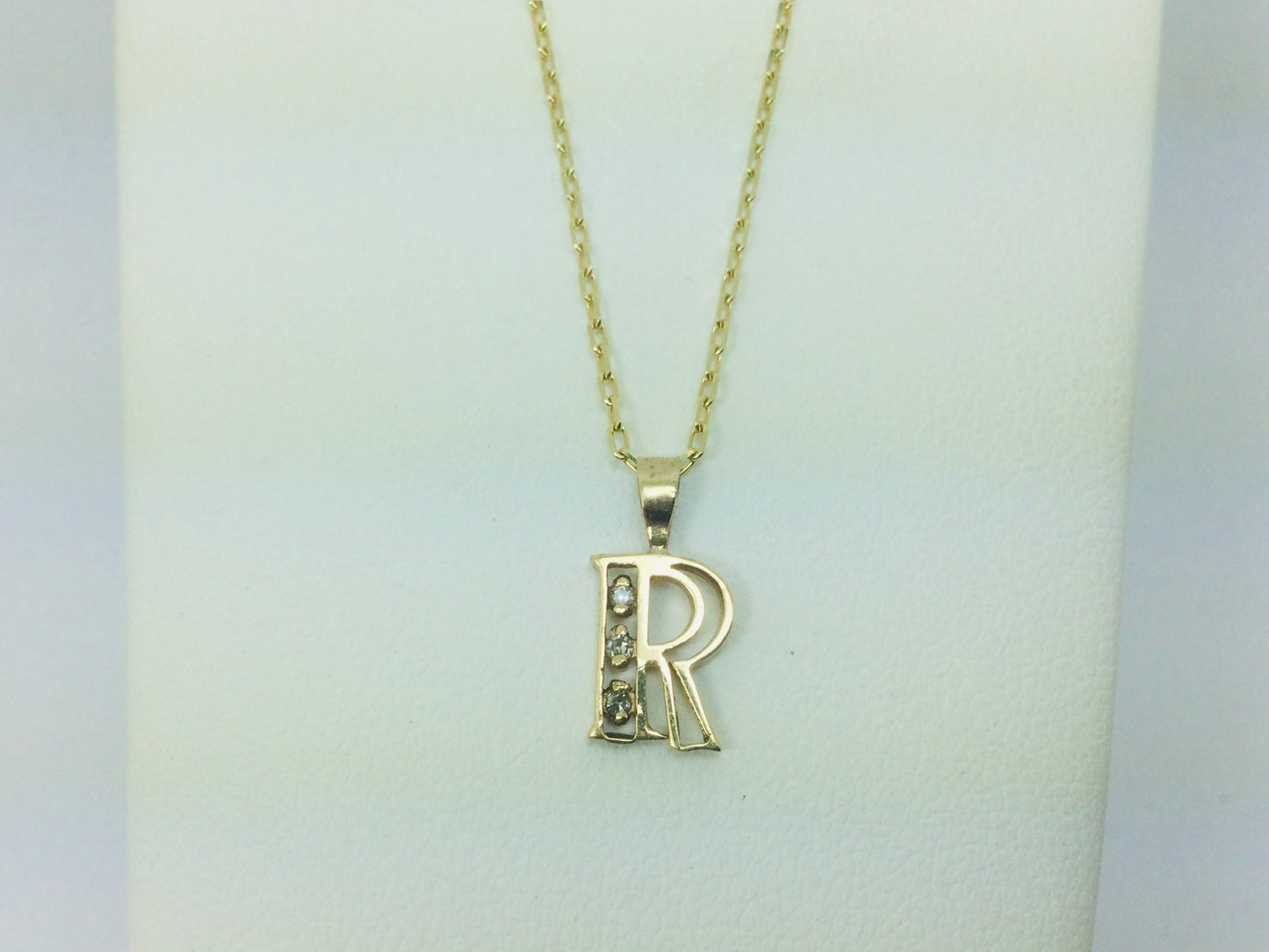 10k Yellow Gold Round Cut 3pt Diamond Initial 'R' Pendent