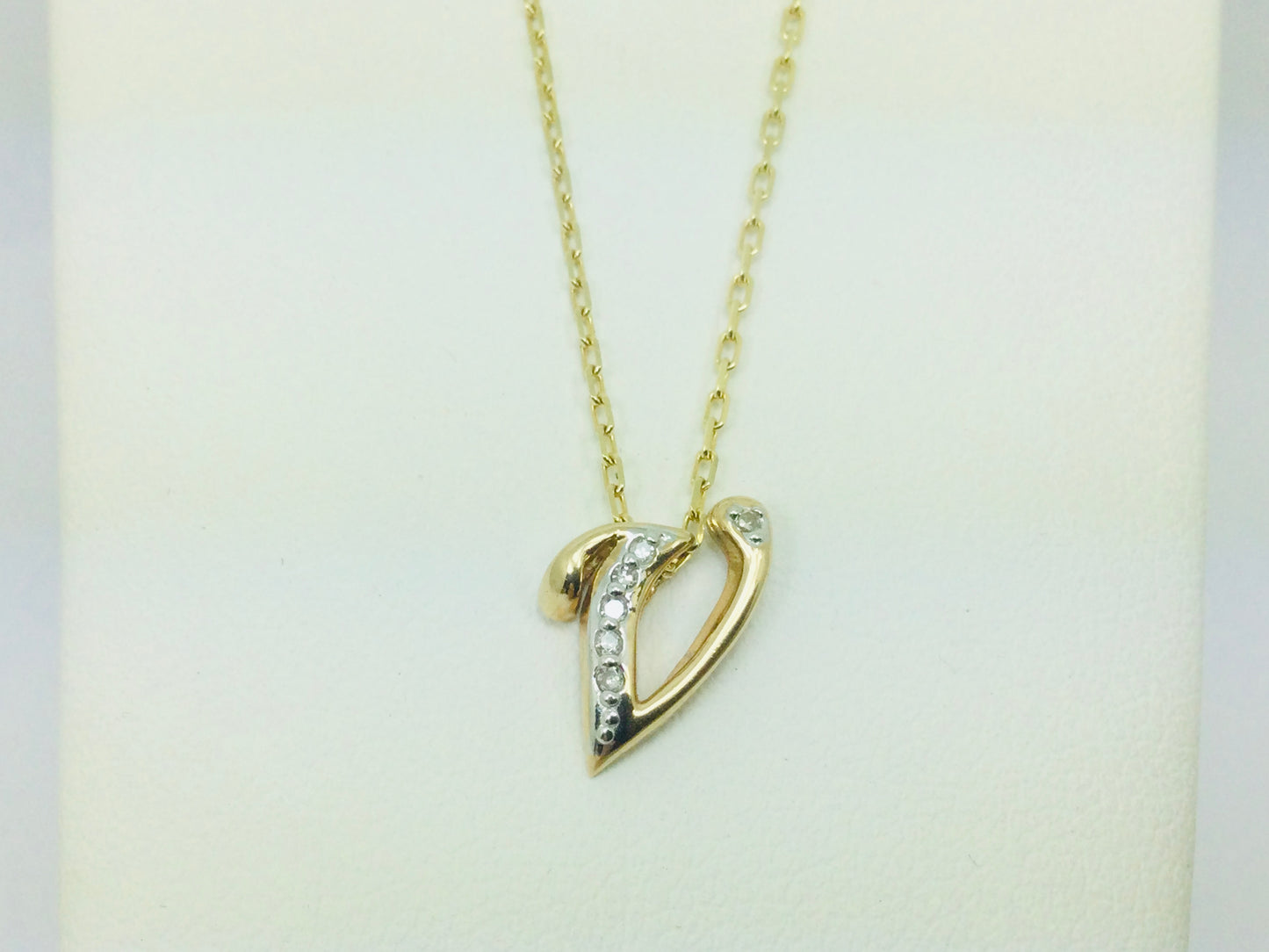 10k Yellow Gold Round Cut 6pt Diamond Initial 'V' Pendent