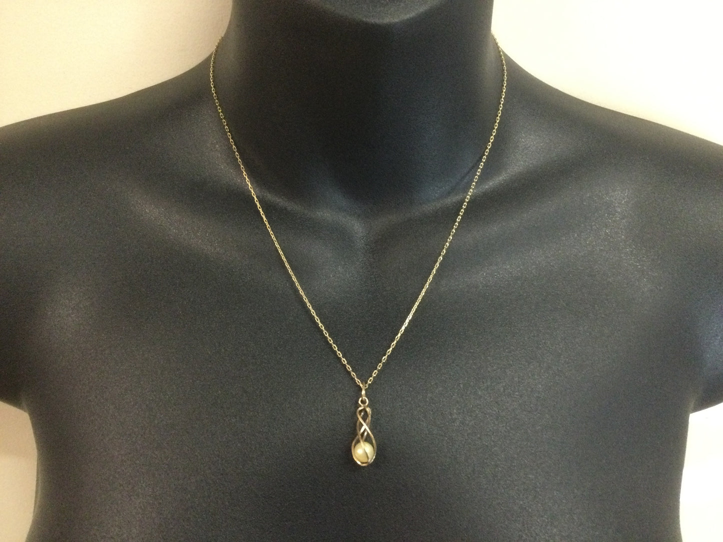 10k Yellow Gold Pearl Twisted Pendent