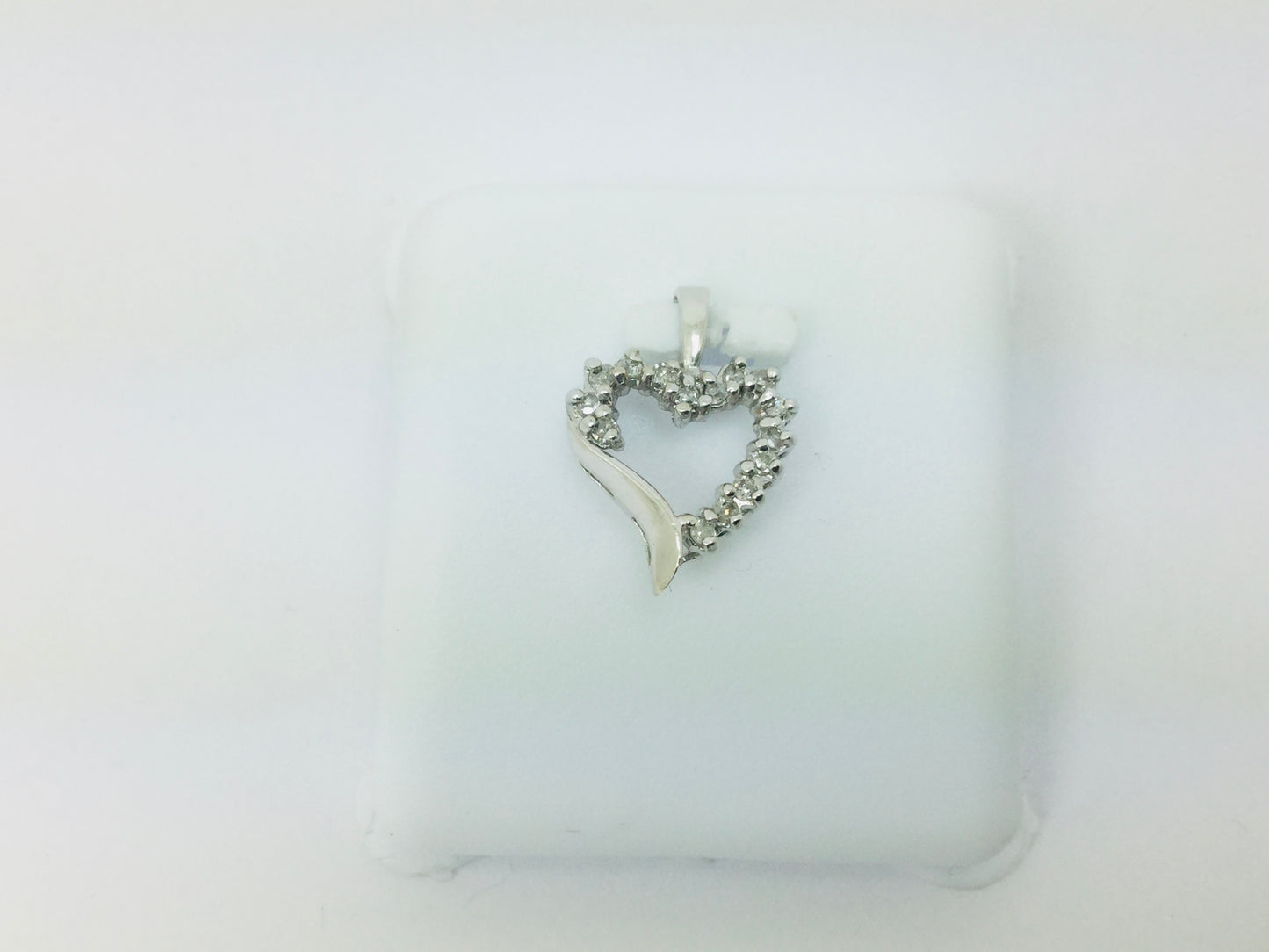 10k White Gold Round Cut 15pt Diamond Heart Pendent
