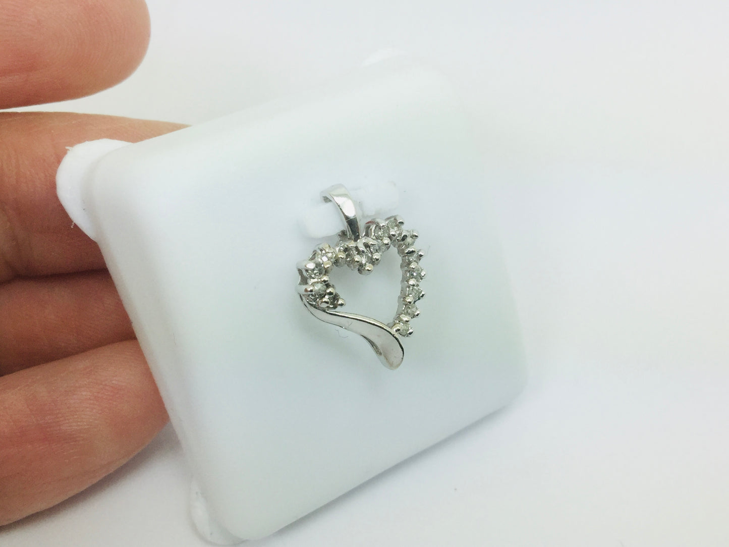 10k White Gold Round Cut 15pt Diamond Heart Pendent