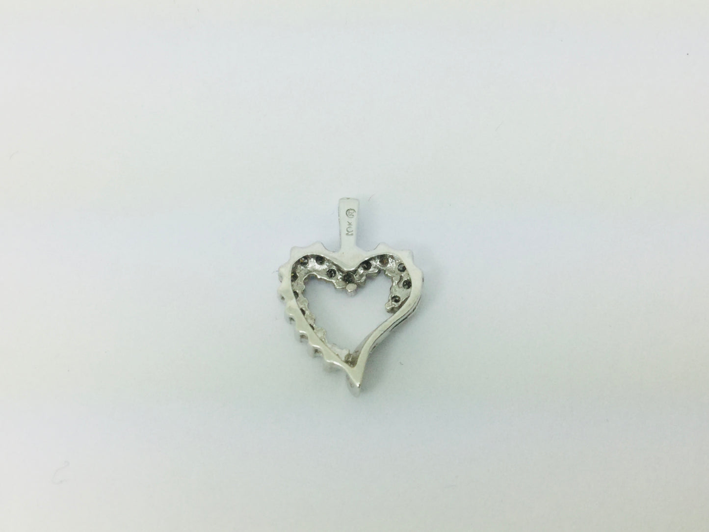 10k White Gold Round Cut 15pt Diamond Heart Pendent