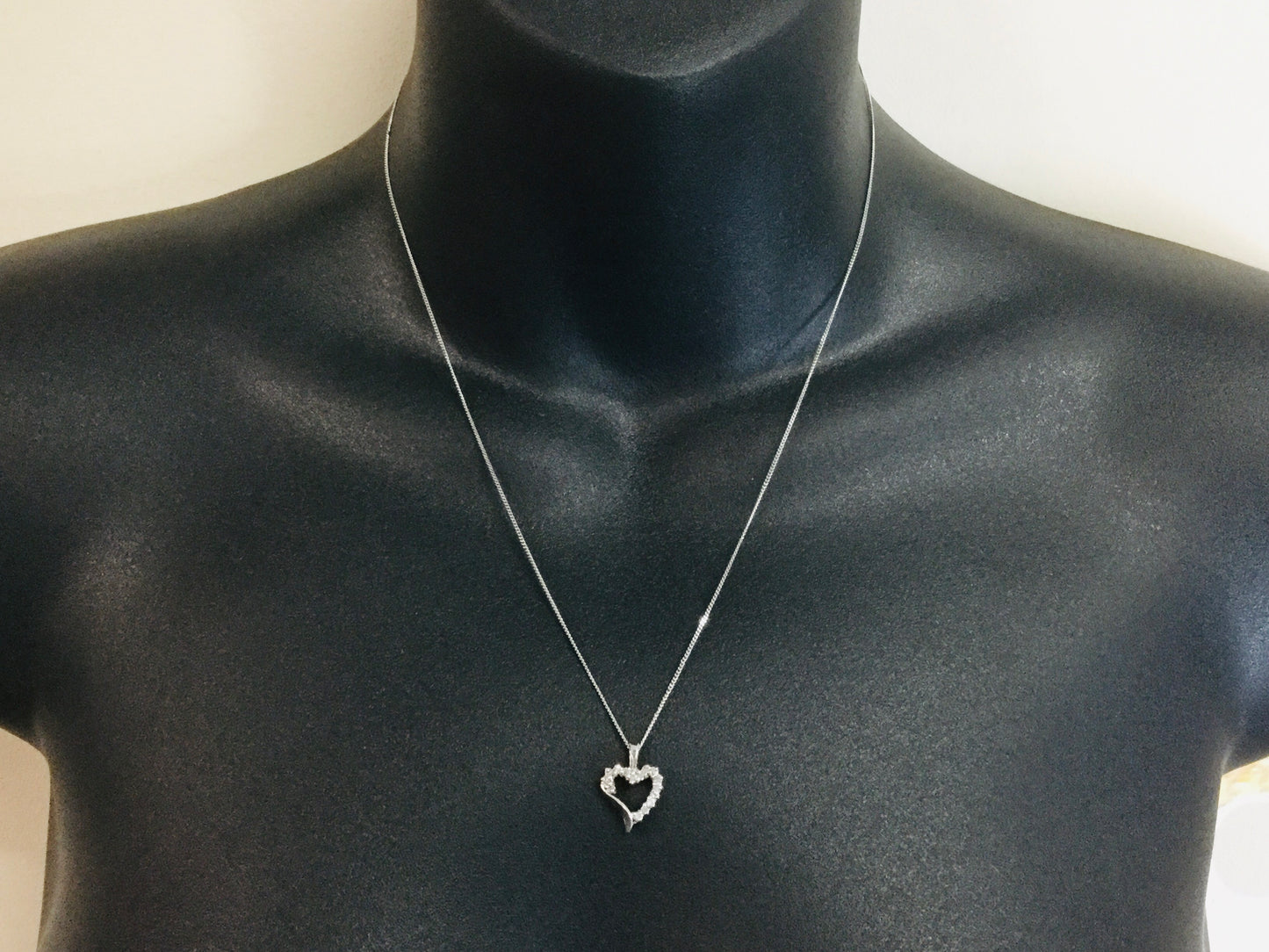 10k White Gold Round Cut 15pt Diamond Heart Pendent