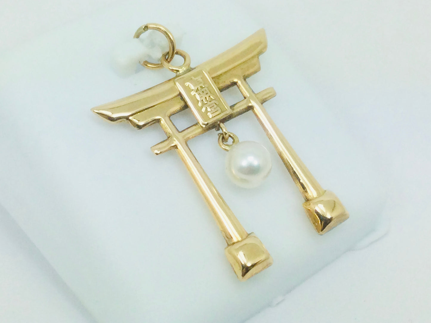 14k Yellow Gold Pearl Temple Pendent
