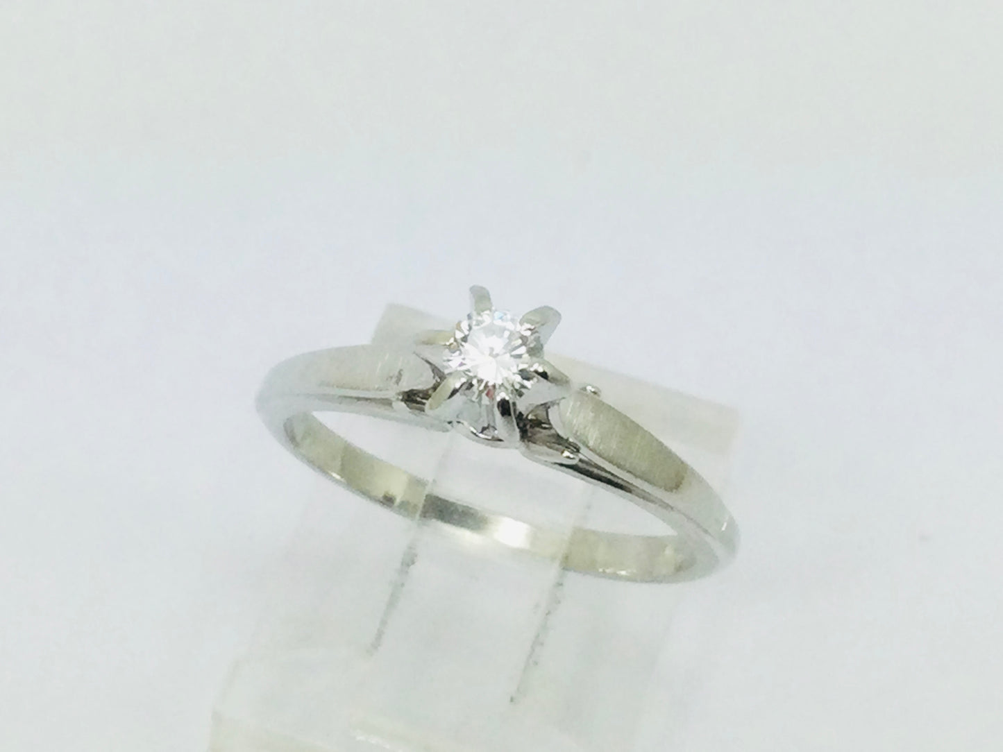 18k White Gold Round Cut 15pt Diamond Solitaire Ring