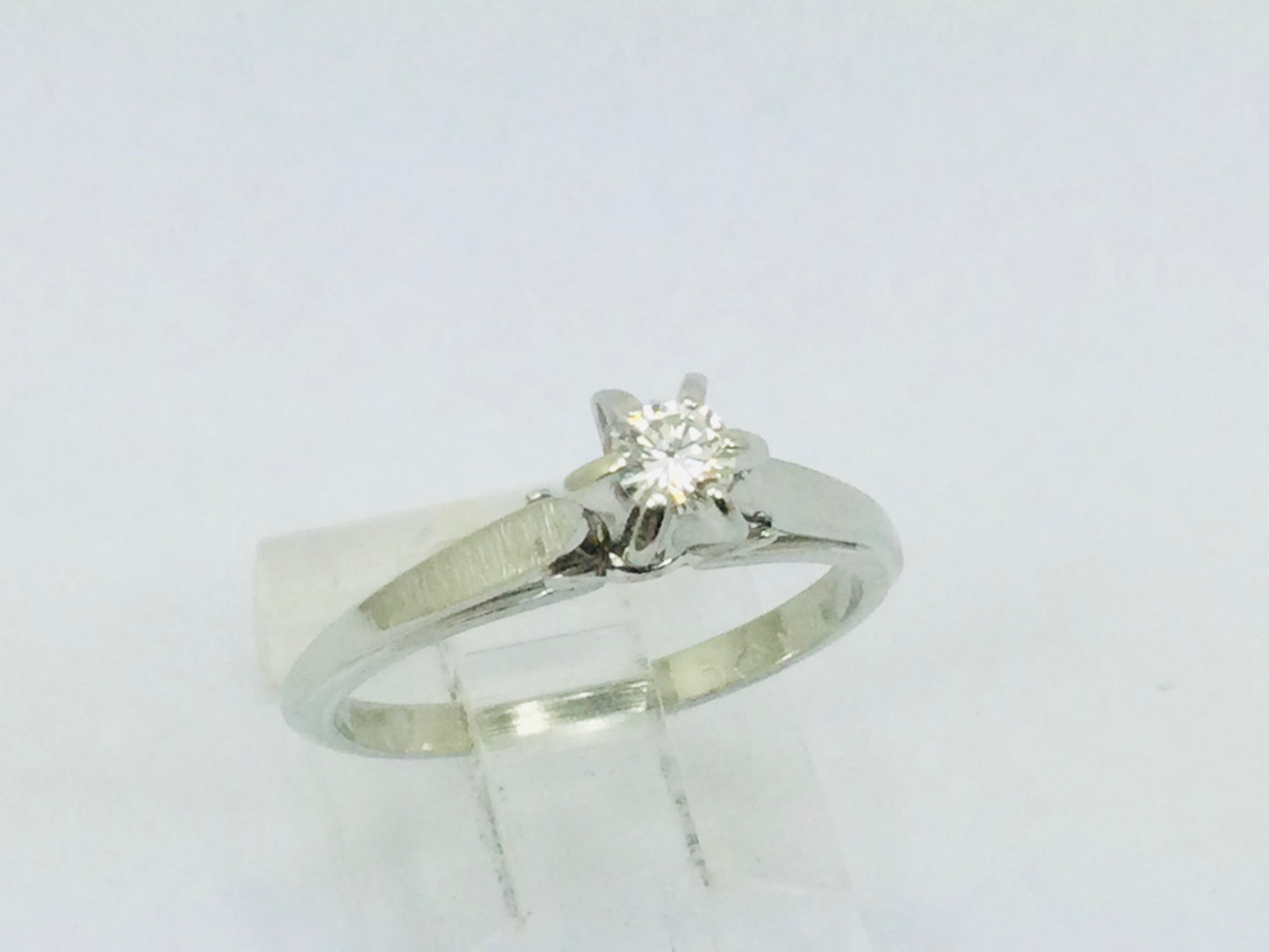 18k White Gold Round Cut 15pt Diamond Solitaire Ring