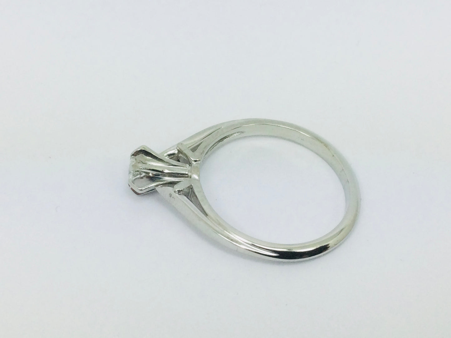 18k White Gold Round Cut 15pt Diamond Solitaire Ring