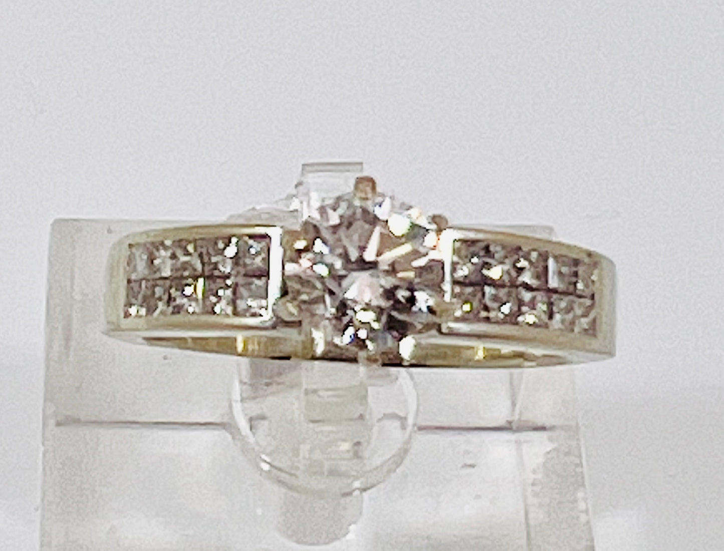 18k White Gold Round Cut 1.03ct Diamond with Princess Cut Accents
