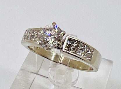 18k White Gold Round Cut 1.03ct Diamond with Princess Cut Accents