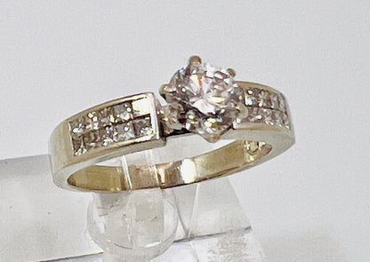 18k White Gold Round Cut 1.03ct Diamond with Princess Cut Accents