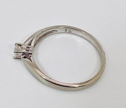 10k White Gold Round Cut 15pt Diamond Solitaire Ring