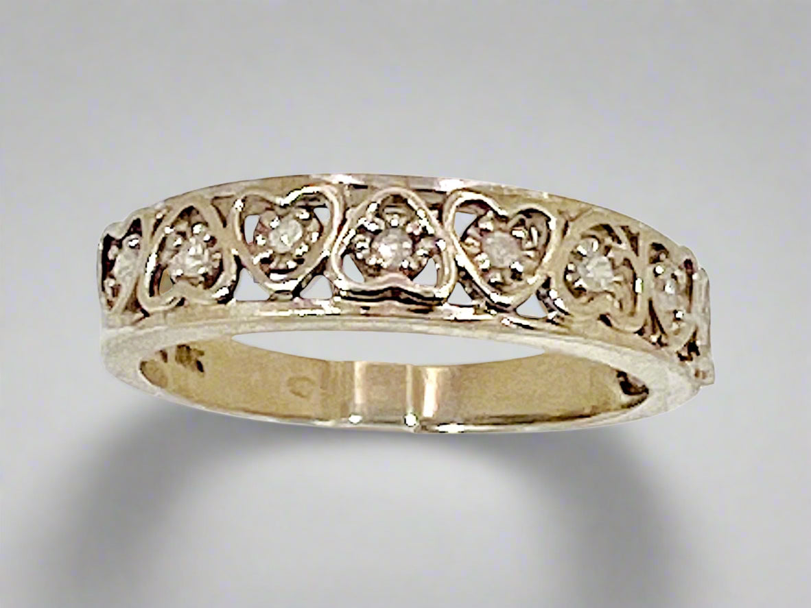 10k White Gold Round Cut 8pt Diamond Heart Band Ring