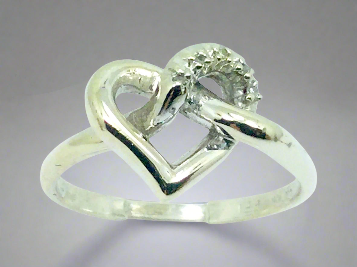 10k White Gold Round Cut 5pt Diamond Heart Ring